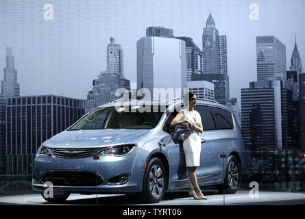 Un 2017 Chrysler Pacifica è sul display a 2017 New York International Auto Show a Jacob K. Javits Convention Center di New York City il 12 aprile 2017. La prima a New York Auto Show si è tenuta nel 1900 e fu la prima auto show che si sia mai tenuto in Nord America. Circa 1 milioni di visitatori sono attesi a partecipare alla mostra. Foto di Giovanni Angelillo/UPI Foto Stock