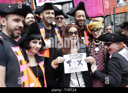 Debra Messing prende una foto con i dimostranti al Tax marzo protesta nella città di New York il 15 aprile 2017. I manifestanti attraverso gli Stati Uniti sono scesi in piazza per chiedere che il Presidente Trump fare sue dichiarazioni fiscali pubblico. Foto di Giovanni Angelillo/UPI Foto Stock