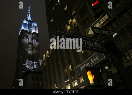 Un artista rendering immagine viene proiettata sul Empire State Building nella skyline di Manhattan per festeggiare Harper Bazaar il centocinquantesimo anniversario del 19 aprile 2017 a New York City. Spanning 42 piani dell'edificio e l'aumento di 500 piedi alto, mostrate Featured iconico immagini moda di tutti da Audrey Hepburn a Kate Moss, comprese opere di tipo iconico da personaggi del calibro di Andy Warhol. Foto di Giovanni Angelillo/UPI Foto Stock
