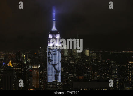 Un artista immagine di rendering di Audrey Hepburn viene proiettata sull'Empire State Building nella skyline di Manhattan per festeggiare Harper BazaarÕs centocinquantesimo anniversario su Aprile 19, 2017 in New York City. Spanning 42 piani dell'edificio e l'aumento di 500 piedi alto, mostrate Featured iconico immagini moda di tutti da Audrey Hepburn a Kate Moss, comprese opere di tipo iconico da personaggi del calibro di Andy Warhol. Foto di Giovanni Angelillo/UPI Foto Stock
