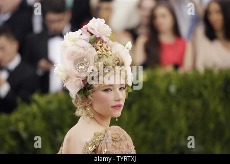 Haley Bennett arriva sul tappeto rosso al costume Institute beneficio al Metropolitan Museum of Art per celebrare l'apertura del Rei Kawakubo/Comme des Garcons: arte dell'degli spazi interdentali a New York City il 1 maggio 2017. Foto di Giovanni Angelillo/UPI Foto Stock