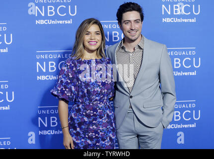 America Ferrera e Ben Feldman arrivare sul tappeto rosso al 2017 NBCUniversal in anticipo al Radio City Music Hall il 15 maggio 2017 in New York City. Foto di Giovanni Angelillo/UPI Foto Stock