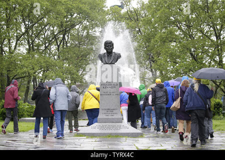 La gente a piedi da un memoriale di John F. Kennedy in occasione del centenario della sua nascita a Grand Army Plaza park del Memorial Day in New York City il 29 maggio 2017. Il presidente John F. Kennedy nacque a Brookline, Massachusetts, il 29 maggio 1917, e nel 1960 è stata la persona più giovane mai eletto presidente. Egli è stato assassinato a Dallas il 22 novembre 1963. Foto di Giovanni Angelillo/UPI Foto Stock