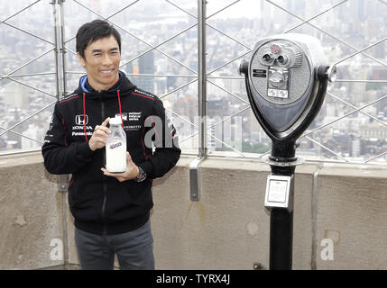 Takuma Sato si erge con il binocolo di grandi dimensioni e una bottiglia di latte a ponte di osservazione dell'Empire State Building a New York City il 30 maggio 2017. Sato ha vinto la 101st in esecuzione di Indianapolis 500 al Motor Speedway di Indianapolis il 28 maggio 2017 a Indianapolis, Indiana. Foto di Giovanni Angelillo/UPI Foto Stock