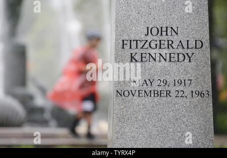 Un memoriale di John F. Kennedy sorge in Prospect Park in occasione del centenario della sua nascita a Grand Army Plaza park del Memorial Day in New York City il 29 maggio 2017. Il presidente John F. Kennedy nacque a Brookline, Massachusetts, il 29 maggio 1917, e nel 1960 è stata la persona più giovane mai eletto presidente. Egli è stato assassinato a Dallas il 22 novembre 1963. Foto di Giovanni Angelillo/UPI Foto Stock