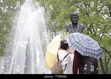 La gente smetta al memoriale di John F. Kennedy in occasione del centenario della sua nascita a Grand Army Plaza park del Memorial Day in New York City il 29 maggio 2017. Il presidente John F. Kennedy nacque a Brookline, Massachusetts, il 29 maggio 1917, e nel 1960 è stata la persona più giovane mai eletto presidente. Egli è stato assassinato a Dallas il 22 novembre 1963. Foto di Giovanni Angelillo/UPI Foto Stock