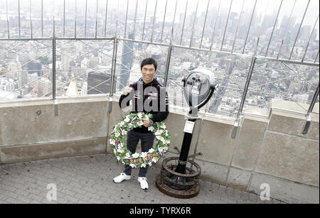 Takuma Sato si erge con il binocolo di grandi dimensioni e una corona di fiori alla piattaforma di osservazione dell'Empire State Building a New York City il 30 maggio 2017. Sato ha vinto la 101st in esecuzione di Indianapolis 500 al Motor Speedway di Indianapolis il 28 maggio 2017 a Indianapolis, Indiana. Foto di Giovanni Angelillo/UPI Foto Stock