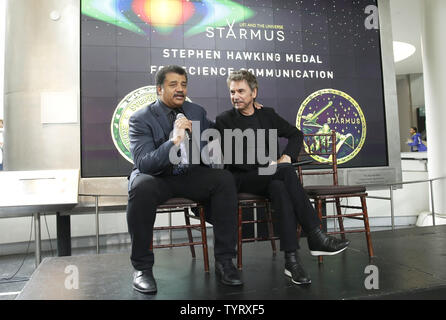 Scienziato Dr. Neil deGrasse Tyson e musicista Jean-Michel Jarre parlare a un evento stampa per annunciare i vincitori del 2017 Stephen Hawking Medaglia al Museo Americano di Storia Naturale Centro Rose per la terra e lo spazio il 5 giugno 2017 a New York City. Il prestigioso Stephen Hawking medaglia riconosce i contributi eccezionali per la comunicazione della scienza e la sensibilizzazione del pubblico attraverso le diverse discipline quali la scienza dell'Educazione, arti, musica e film. Per la prima volta la medaglia viene assegnato a noi scienziato, il dottor Neil deGrasse Tyson. Foto di Giovanni Angelillo/UPI Foto Stock