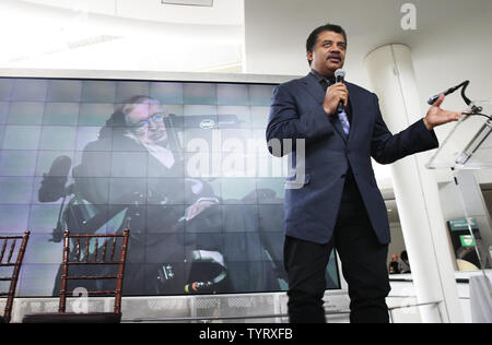 Fisico teorico Stephen Hawking è sulla schermata del video come scienziato Dr. Neil deGrasse Tyson parla a un evento stampa per annunciare i vincitori del 2017 Stephen Hawking Medaglia al Museo Americano di Storia Naturale Centro Rose per la terra e lo spazio il 5 giugno 2017 a New York City. Il prestigioso Stephen Hawking medaglia riconosce i contributi eccezionali per la comunicazione della scienza e la sensibilizzazione del pubblico attraverso le diverse discipline quali la scienza dell'Educazione, arti, musica e film. Per la prima volta la medaglia viene assegnato a noi scienziato, il dottor Neil deGrasse Tyson. Foto di Giovanni Ange Foto Stock