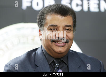 Scienziato Dr. Neil deGrasse Tyson si siede sul palco di un evento stampa per annunciare i vincitori del 2017 Stephen Hawking Medaglia al Museo Americano di Storia Naturale Centro Rose per la terra e lo spazio il 5 giugno 2017 a New York City. Il prestigioso Stephen Hawking medaglia riconosce i contributi eccezionali per la comunicazione della scienza e la sensibilizzazione del pubblico attraverso le diverse discipline quali la scienza dell'Educazione, arti, musica e film. Per la prima volta la medaglia viene assegnato a noi scienziato, il dottor Neil deGrasse Tyson. Foto di Giovanni Angelillo/UPI Foto Stock