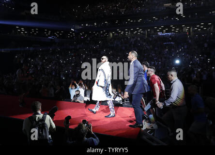 Fighter Conor McGregor arriva per il suo tour stampa news conferenza con fighter Floyd Mayweather Jr. presso Barclays Center su luglio 13, 2017 a New York City. I due si lotta in un incontro di boxe a Las Vegas su agosto 26th, 2017. Foto di Jason Szenes/UPI Foto Stock