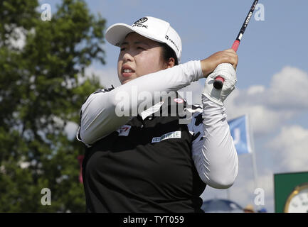 Shanshan Feng della Cina colpisce un tee-shot sul decimo foro al Trump National Golf Club nel round finale del LPGA U.S. Donna Open Championship in Bedminster, NJ il 14 luglio 2017. Foto di Giovanni Angelillo/UPI Foto Stock