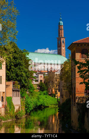 Splendida rinascimentale Basilica Palladiana visto dal fiume Retrone nel centro storico di Vicenza Foto Stock