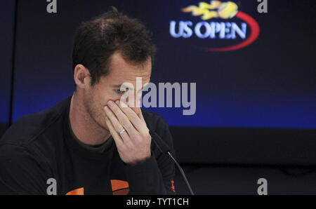 Andy Murray di Inghilterra parla nel corso di una conferenza stampa in Arthur Ashe Stadium 2 giorni prima del 2017 US Open Tennis campionati a USTA Billie Jean King National Tennis Center a New York City il 26 agosto 2017. Andy Murray ha ritirato dalla US Open a causa il suo costante hip pregiudizio. Foto di Dennis Van Tine/UPI Foto Stock