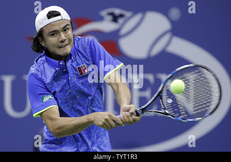 Taro Daniel del Giappone colpi di rovescio a Rafael Nadal di Spagna in Arthur Ashe Stadium al 2017 US Open Tennis campionati a USTA Billie Jean King National Tennis Center a New York City il 31 agosto 2017. Foto di Giovanni Angelillo/UPI Foto Stock