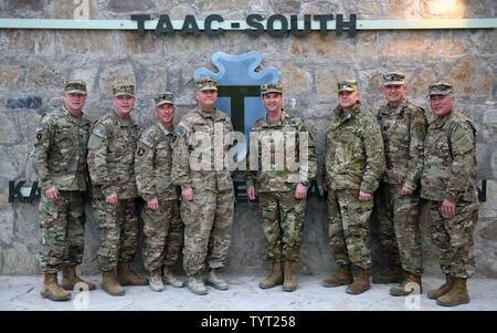 Comando Esercito Sgt. Il Mag. Contrassegnare Weedon, senior leader arruolato, Texas Guardia Nazionale; Air Force Il Mag. Gen. John Nichols, aiutante generale, Texas Guardia Nazionale; Comando Esercito Sgt. Il Mag. Arthur Burgoyne, comando sergente maggiore, Treno, consigliare e assistere il comando - Sud; Esercito Brig. Gen. Lee Henry, comandante generale, TAAC-sud; Air Force gen. Giuseppe Lengyel, chief, National Guard Bureau; Esercito Lt. Gen. Timothy Kadavy, direttore dell Esercito Nazionale Guardia; Comando Esercito Sgt. Il Mag. Christopher Kepner, comando sergente maggiore dell esercito e Guardia Nazionale; e Air Force Chief Master Sgt. Spazzola Mitchell, senior arruolato Foto Stock