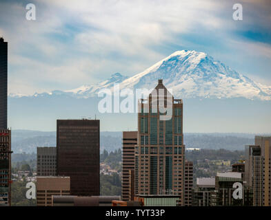 Vista del centro cittadino di Seattle con il Monte Rainier in background Foto Stock