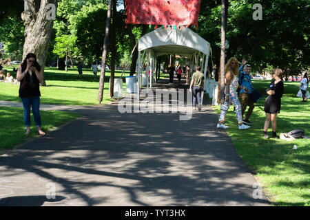 Il nativo di artisti interpreti o esecutori in Allen giardini erano incredibili durante la Domenica di orgoglio. Tanto la creatività e la grande energia per condividere! Foto Stock