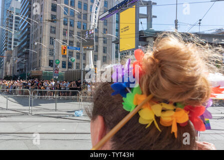 Orgoglio partecipanti separati dalla folla immensa sporting rainbow colori in downtown Toronto Vibrante e splendida ricordando a me come felice siamo qui. Foto Stock