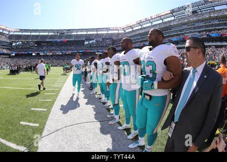 I Delfini di Miami i bracci di bloccaggio durante le presentazioni prima di giocare la New York getti alla MetLife Stadium di East Rutherford, New Jersey il 24 settembre 2017. UPI Foto Stock