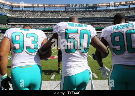 I Delfini di Miami i bracci di bloccaggio durante le presentazioni prima di giocare la New York getti alla MetLife Stadium di East Rutherford, New Jersey il 24 settembre 2017. UPI Foto Stock