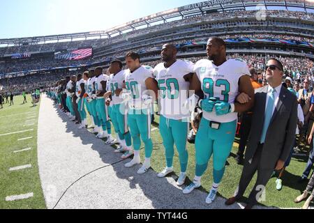 I Delfini di Miami i bracci di bloccaggio durante le presentazioni prima di giocare la New York getti alla MetLife Stadium di East Rutherford, New Jersey il 24 settembre 2017. UPI Foto Stock