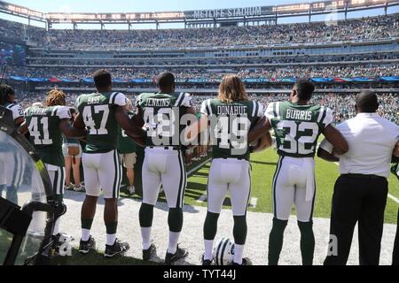 New York getti bloccare i bracci durante l'inno nazionale prima di giocare i delfini di Miami a MetLife Stadium di East Rutherford, New Jersey il 24 settembre 2017. UPI Foto Stock