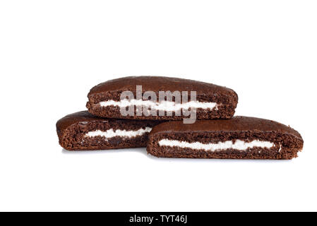 Crema di cioccolato fette di torta su bianco Foto Stock