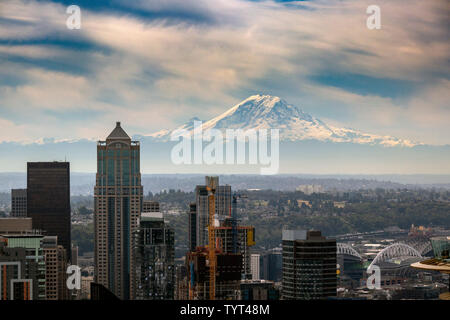 Vista del centro cittadino di Seattle con il Monte Rainier in background Foto Stock