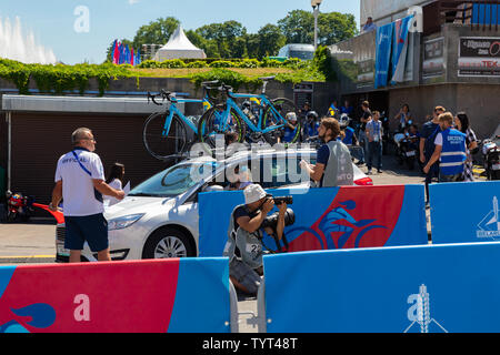 MINSK, Bielorussia - 25 giugno 2019: fotografo presso gli uomini Split inizio gara individuale al secondo European Games evento Giugno 25, 2019 a Minsk, Bielorussia Foto Stock