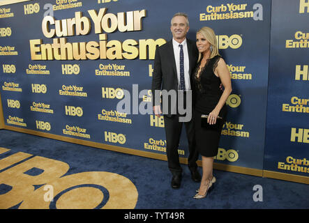 Cheryl Hines e Robert F. Kennedy, Jr. arrivano sul tappeto rosso al "Limitare il vostro entusiasmo' stagione 9 premiere al teatro SVA il 27 settembre 2017 a New York City. Foto di Giovanni Angelillo/UPI Foto Stock