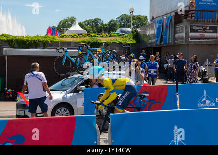 MINSK, Bielorussia - 25 giugno 2019: fotografo presso gli uomini Split inizio gara individuale al secondo European Games evento Giugno 25, 2019 a Minsk, Bielorussia Foto Stock