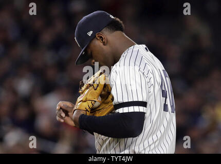 New York Yankees a partire lanciatore Luis Severino reagisce dopo Minnesota Twins left fielder Eddie Rosario ha colpito un home run nel primo inning del 2017 Playoff MLB American League Wild Card Game allo Yankee Stadium di New York City il 3 ottobre 2017. Il vincitore avanza per riprodurre il Cleveland Indians in ALDS. Foto di Ray Stubblebine/UPI Foto Stock