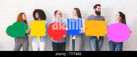 Allegro diverse persone azienda vuoto discorso colorate bolle Foto Stock