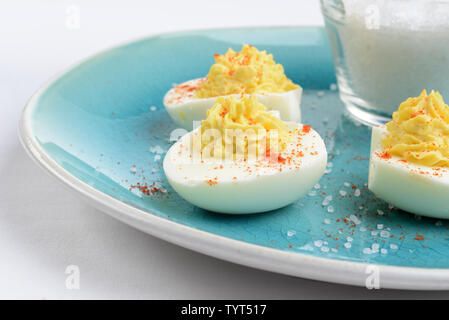 Closeup deviled uova alla paprika Foto Stock