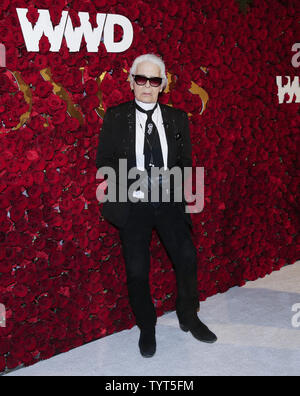 Karl Lagerfeld arriva sul tappeto rosso al 2017 WWD lode presso l'Hotel Pierre il 24 ottobre 2017 nella città di New York. Foto di Giovanni Angelillo/UPI Foto Stock