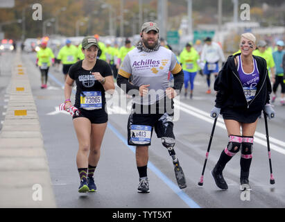 I corridori attraversano il Verrazano Narrows Bridge quando esse sono in concorrenza in NYRR TCS New York City Marathon in New York City il 5 novembre 2017. 50.000 corridori dalla Grande Mela e di tutto il mondo hanno gareggiato attraverso i cinque boroughs in un percorso che si snoda da Verrazano Bridge prima di attraversare la linea del traguardo da taverna sulla verde nel Parco Centrale. Foto di Dennis Van Tine/UPI Foto Stock