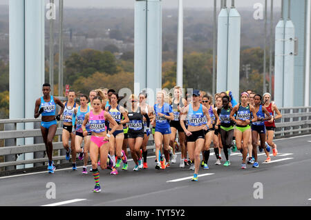 I corridori attraversano il Verrazano Narrows Bridge quando esse sono in concorrenza in NYRR TCS New York City Marathon in New York City il 5 novembre 2017. 50.000 corridori dalla Grande Mela e di tutto il mondo hanno gareggiato attraverso i cinque boroughs in un percorso che si snoda da Verrazano Bridge prima di attraversare la linea del traguardo da taverna sulla verde nel Parco Centrale. Foto di Dennis Van Tine/UPI Foto Stock