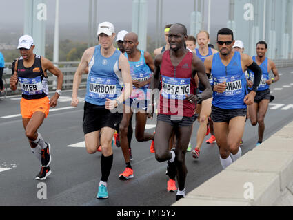 I corridori attraversano il Verrazano Narrows Bridge quando esse sono in concorrenza in NYRR TCS New York City Marathon in New York City il 5 novembre 2017. 50.000 corridori dalla Grande Mela e di tutto il mondo hanno gareggiato attraverso i cinque boroughs in un percorso che si snoda da Verrazano Bridge prima di attraversare la linea del traguardo da taverna sulla verde nel Parco Centrale. Foto di Dennis Van Tine/UPI Foto Stock