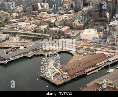 Vista aerea del Seattle grande ruota, una gigantesca ruota panoramica Ferris al Molo 57 sulla Baia di Elliott a Seattle, Washington. Foto Stock