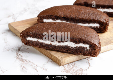 Closeup fette di cioccolato Crema alla vaniglia torta Foto Stock