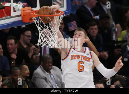 New York Knicks Kristaps Porzingis schiacciate il basket nel primo semestre contro Utah Jazz al Madison Square Garden di New York City il 15 novembre 2017. Foto di Giovanni Angelillo/UPI Foto Stock