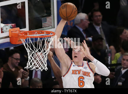 New York Knicks Kristaps Porzingis schiacciate il basket nel primo semestre contro Utah Jazz al Madison Square Garden di New York City il 15 novembre 2017. Foto di Giovanni Angelillo/UPI Foto Stock