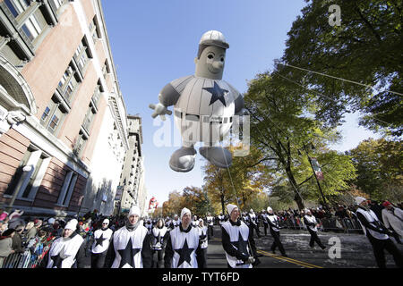 Harold il giocatore di baseball palloncino si sposta verso il basso il percorso della parata a 91Macy's Thanksgiving Day Parade di New York City il 23 novembre 2017. Foto di Giovanni Angelillo/UPI Foto Stock