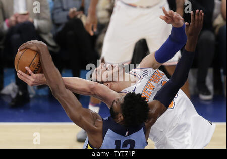 Memphis Grizzlies Tireke Evans blocca un tiro da New York Knicks Enes Kanter nel primo trimestre a Madison Square Garden a New York City il 6 dicembre 2017. Foto di Giovanni Angelillo/UPI Foto Stock