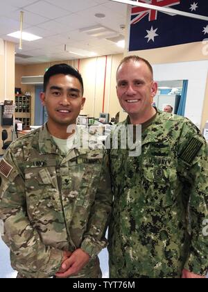 Hospital Corpsman 2a classe Carloconrado Limos in posa per una foto con il quattordicesimo Master Chief Sottufficiali della Marina Steven Giordano Foto Stock