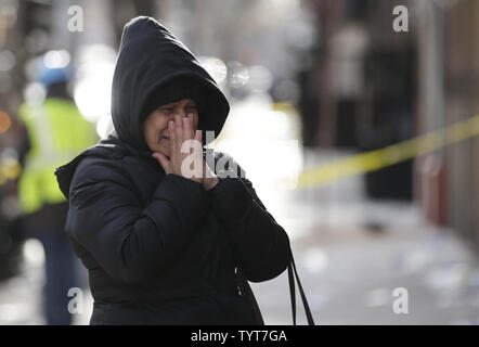 Una donna si rompe in lacrime, grida e reagisce alla scena di un incendio che è costato la vita a 12 persone in un appartamento Bronx costruire il giovedì notte a New York City il 29 dicembre 2017. Almeno 12 persone sono state uccise quando un fuoco alimentato da gusty winds tore attraverso un secolare edificio di appartamenti nel Bronx su una frigida giovedì sera, la città di New York hanno detto i funzionari. È stata la più letale fuoco in città per più di un quarto di secolo. Foto di Giovanni Angelillo/UPI Foto Stock