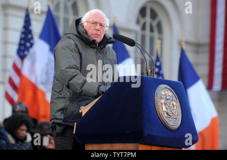 Stati Uniti Il Sen. Bernie Sanders parla al podio a un giuramento nella cerimonia per il sindaco di New York Bill de Blasio il suo secondo mandato come sindaco di New York City a City Hall di New York City il 1 gennaio 2018. La cerimonia è stata molto più piccolo e molto più fredda del suo 2014 inaugurazione. De Blasio aperto chiedendo al pubblico, preinstallato con temperature dell'adolescenza. Foto di Dennis Van Tine/UPI Foto Stock