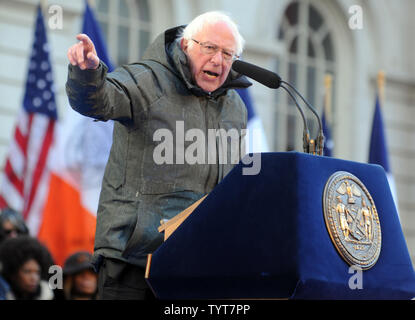 Stati Uniti Il Sen. Bernie Sanders parla al podio a un giuramento nella cerimonia per il sindaco di New York Bill de Blasio il suo secondo mandato come sindaco di New York City a City Hall di New York City il 1 gennaio 2018. La cerimonia è stata molto più piccolo e molto più fredda del suo 2014 inaugurazione. De Blasio aperto chiedendo al pubblico, preinstallato con temperature dell'adolescenza. Foto di Dennis Van Tine/UPI Foto Stock