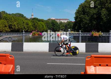 MINSK, Bielorussia - 25 giugno 2019: ciclista partecipa a uomini Split inizio gara individuale al secondo European Games evento Giugno 25, 2019 a Minsk, Belaru Foto Stock